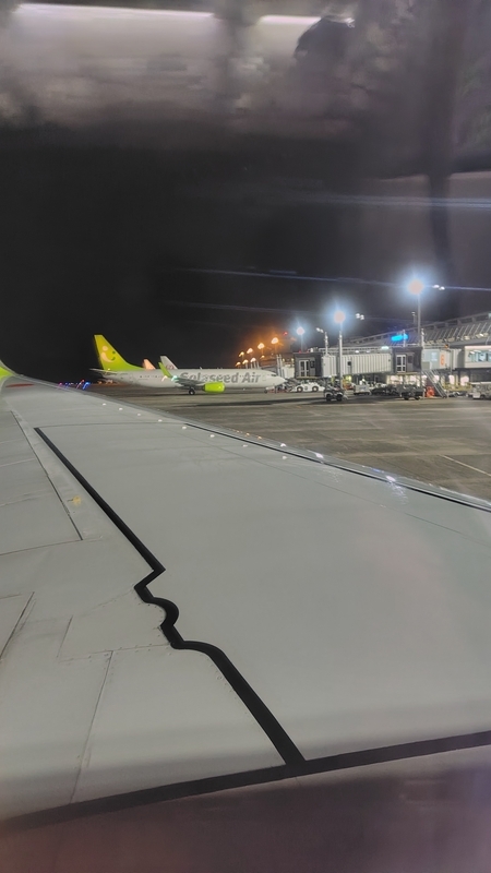夜の鹿児島空港 離発着する飛行機