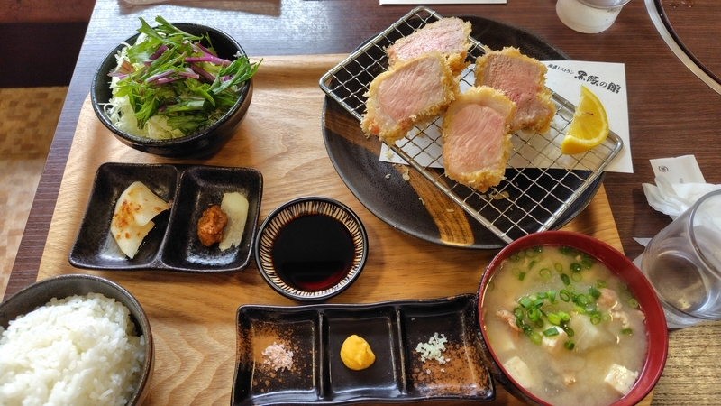 黒豚の館のヒレかつとロースかつ、豚汁のセット