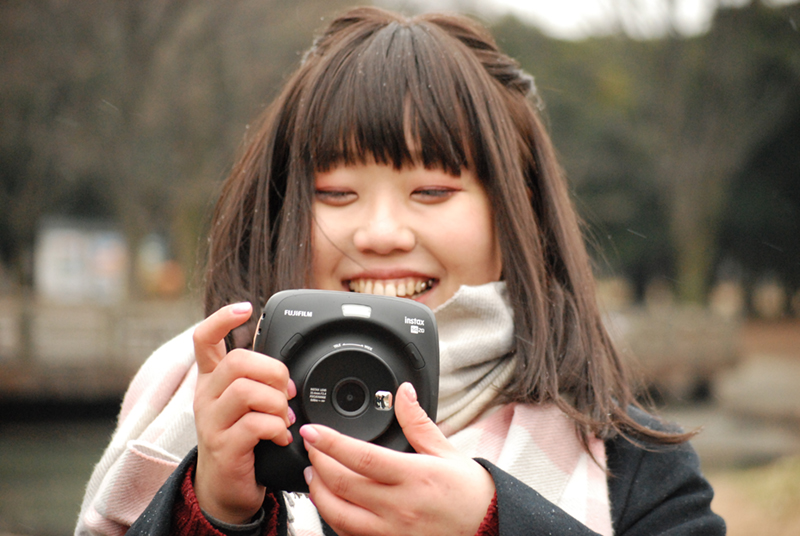 インスタックスを操作する女子