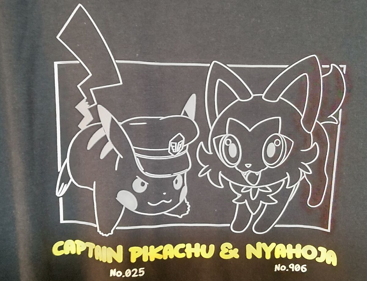 ポケモングッズ】キャプテンピカチュウ×ニャオハのTシャツ - フィンの