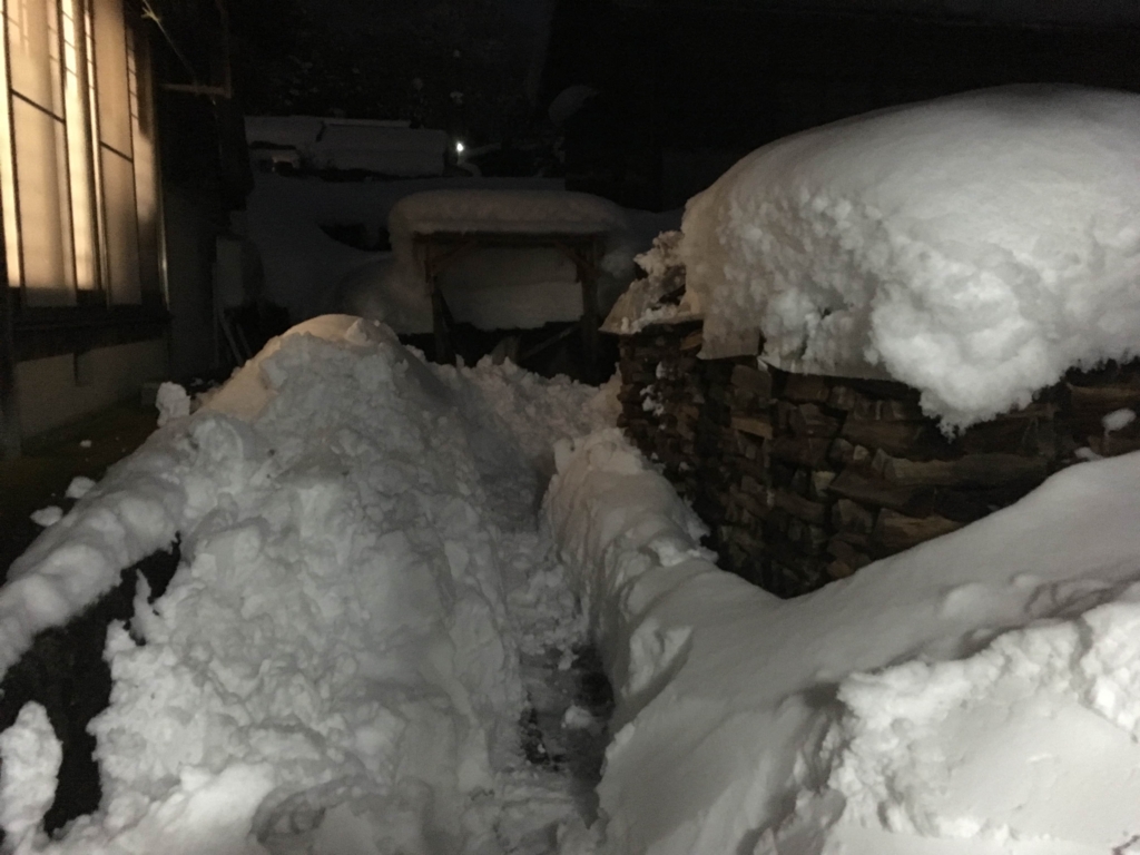 雪の日の薪