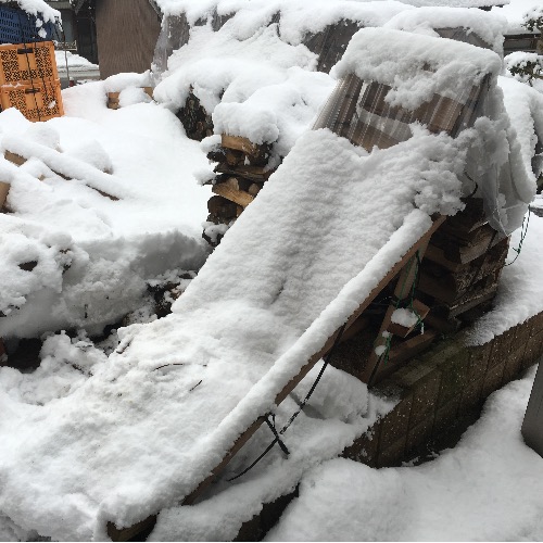 薪山崎の潰れたビニールシート屋根