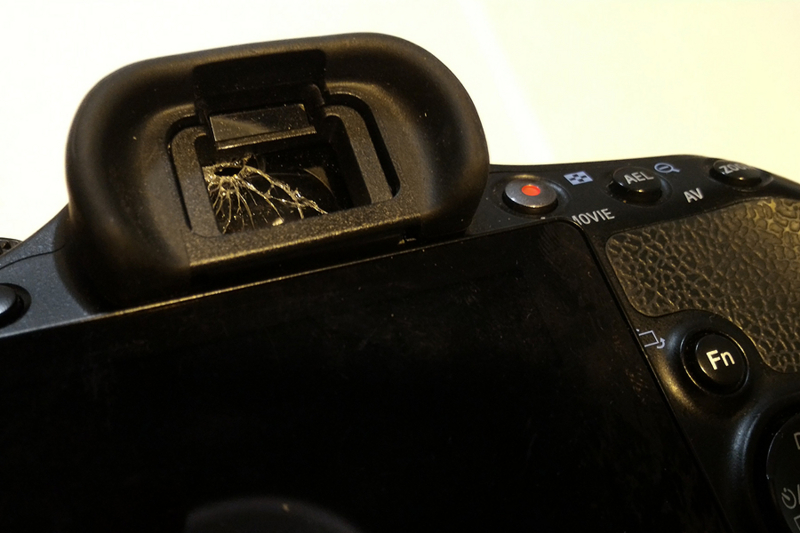 SONY α57ファインダーにひび割れ。修理代は…？ - fkda