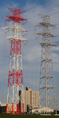 鉄塔に挟まれた高層マンション