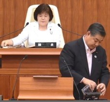登壇してすぐさま、水差しからグラスに水を注ぎ