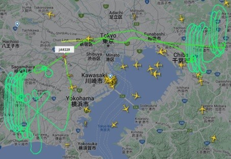 もくじ  [:contents]  元旦午前中、首都圏上空を飛び回る複数の小型機  今年もまた元旦午前中、首都圏上空を複数の小型機が飛び回っていた。  飛行経路が確認できるFlightradar24で調べて見ると、複数の小型機が特定のエリアをなめるように飛行している様子が分かる（次図）。   （flightradar24 23年元旦12時現在）  元日朝から課税当局が空から見ている  なぜ、多くの国民が寛いでいる元旦の午前中に小型機が飛び回っているのかご存じだろうか。  「航空写真を活用した固定資産の現況調査の推進について（平成5 年 6 月22 日自治評第 26 号各都道府県総務部長、東京都総務・主税局長宛て自治省税務局資産評価室長通達）」以降、多くの自治体が空中写真撮影を活用した固定資産の調査を実施している。  評価替えの基準日は1月1日なので、この時期に空中撮影が集中するというわけだ。  空撮による固定資産調査結果が大きな収入源につながっている大都市圏では、年末年始の恒例行事となっているのである。  なお、課税主体は、税務署ではなくて、「その固定資産の所在する市町村」（地方税法第5条第2項）である。また、東京23区内では、区ではなく都が課税している（地方税法第734条）。  こっそりと増築したつもりでも、空撮によりあなたの資産は丸裸にされているのだ。  23年元旦、どの地域を見ているのか  １  立川市周辺  １     日野市周辺＋伊勢崎市周辺  １  中央線沿線＋多摩地区の中央部+埼玉県中部  １  町田市・多摩市  １  千葉県西部  １  成田市周辺自治体  １  浦安市+神奈川県北部  １  千葉県南東部+神奈川県中部1  １  千葉県中部+神奈川県中部2