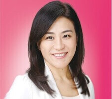 副区長（57）に複数の候補者が挑む構図か。  各候補の羽田新ルートに係るスタンスを適宜整理していく。  ※投稿23年3月19日（更新23年4月2日）  もくじ  ※高際みゆき副区長以外は、出馬表明順  [:contents]  高際みゆき氏（現副区長、元小池知事秘書、57歳）自公・都ファ推薦   （副区長の紹介｜豊島区）  高際みゆき氏（サントリー入社⇒95年4月東京都入庁、２年間小池都知事秘書、東京女子大学卒、57歳）  出馬表明、自公・都ファ推薦  3月23日出馬表明。自公・都ファからの推薦を受ける。  東京都豊島区の前副区長の高際みゆき氏（57）が23日、都庁で記者会見し、4月の統一地方選で行われる同区長選（4月16日告示、23日投開票）に、無所属＝自民、公明、都民ファーストの会推薦＝で立候補することを表明した。（以下略）  （産経新聞 4月2日）  高野之夫前区長からの後継指名  高野之夫前区長は亡くなる前日の8日、文書を通じて引退を表明し、高際みゆき副区長（57）を後継指名。  （東京新聞 23年2月23日）  23年豊島区長選公約  高際みゆき氏のホームページには「重点政策」として「重点的に進める“8つ”のまちづくり」が記載されているが、羽田新ルートは含まれていない。  羽田新ルートに係るスタンス：容認？  高際みゆき氏は、羽田新ルート容認スタンスを取る可能性が高いのではないか。理由は以下2点。  羽田新ルートを容認していた高野之夫前区長（85）から、亡くなる前日の2月8日に文書を通じて後継指名されていること 95年4月東京都入庁。東京都の職員として２年間、小池都知事の秘書を務めていたこと  【参考】高野之夫 前豊島区長（6期）は、羽田新ルート容認スタンス。  羽田空港の機能強化は、2020年東京オリンピック・パラリンピック大会、その先の日本の成長を見すえ、急増する訪日外国人観光客、ビジネスパーソンを円滑に受け入れていくために必要であると認識をしております。また、東京の国際競争力強化、さらには豊島区が進める国際アート・カルチャー都市構想にも貢献するものと考えております。  （中略）  また、新飛行ルート計画につきましては、平成30年第3回定例会におきまして、撤回を求める陳情について本会議で不採択となりました。区議会でもこれまで十分に議論をして判断を示してきたものであります。私はこれまでの区議会の判断を尊重してまいりたいと思います。 これらのことから区としては現時点では、国に対し白紙撤回を求めるつもりはございません。  （19年第2回定例会本会議 質疑応答 6月26日）  羽田新ルートに係る区議会での過去発言  22年第4回定例会本会議一般質問（11月22日）での、清水議員（共産）とのやり取り。  高際副長は、区として羽田新ルートを容認する姿勢を示している。  清水議員（共産）：固定化回避の技術的方策の検討会、区としてどう評価？ 高際 副区長：区としても理解するところであります 清水議員（共産）：区は新ルートの撤回を国に求めるべき 高際 副区長：撤回を求める考えはございません  詳細は、「羽田新ルート｜豊島区議会「22年第4回定例会」質疑応答」  神沢和敬氏（無所属、元朝日記者、41歳）立憲・共産支持   （神沢かずたか氏Twitterプロフィール写真より）  23年2月22日、出馬表明。  ※羽田新ルートへの言及なし  神沢和敬氏（無所属、元朝日記者、早大院卒、41歳）  統一地方選で行われる東京都豊島区長選（4月23日投開票）で、元朝日新聞記者の神沢和敬さん（41）が22日、無所属で立候補すると表明した。  神沢さんは都出身で、早稲田大大学院修了後、2007年に朝日新聞社に入社。経済部や政治部の記者を務め15日に退職した。都庁であった記者会見では「記者として全国を回り、多くの人の声に耳を傾けてきた。豊島区の人たちが暮らしに不安を抱えず豊かさを実感できる街にする」と出馬の動機を話した。  （東京新聞2月23日）  「神沢かずたか11の政策」にも、23年2月21日に公開した「神沢かずたかの志」 Ver.1.0.0にも、羽田新ルートには触れられていない。  泉健太立憲民主党代表は、記者会見（23年3月3日）において、フリーランス記者から神沢和敬氏を推薦する可能性を問われ、「私は何かそのことについての情報は聞いてはいない」と回答している。  立憲・共産支持  日本共産党東京都委員会は28日までに、現職区長の死去に伴う豊島区長選（４月16日告示・23日投票）で、立候補を表明している元朝日新聞記者の神沢かずたか氏（41）＝無所属新＝を支持すると発表しました。立憲民主党も支持します。（以下略）  （日本共産党 東京都委員会 3月29日）  羽田新ルートに係るスタンス：反対  羽田新ルートに係るスタンスにつき3月19日（日）9時22分にメール照会したところ、同日17時38分に次のメール回答を得た。  新ルートについては以下の通り政策に盛り込み、近く発表する準備をすすめております。  ・羽田空港の新飛行ルートによる都心低空飛行に反対し、国や都に見直しを求めて交渉します。  中根善弘氏（無所属、住職、53歳）※出馬断念　   （千光寺 住職挨拶から）  中根善弘氏（無所属、光明寺・千光寺住職、茨城県立竹園高校卒、53歳）  ※追記23年4月1日  中根氏出馬断念　豊島区長選 4月の豊島区長選で、立候補の意向を表明していた一般社団法人代表理事の中根善弘氏（59）が31日、朝日新聞の取材に対し、立候補を断念すると明らかにした。「支持層が他の候補と重なるため」と説明。同区長選と同時に行われる、同区議選に出るとしている。（以下略）  （朝日新聞 23年4月1日）  23年3月5日、出馬表明。  ※羽田新ルートへの言及なし  中根氏は取材に、「文化を中心とした街づくりを展開したい」と語った。政治団体「東京新党１６」の支援を受け、同団体が北区長選で推す大沢樹生氏（５３）とも連携するという。  （読売新聞3月6日）  鈴木和夫氏（無所属、不動産管理業、71歳）   （19年区長選の選挙公報から）  鈴木和夫氏（無所属、不動産管理業、71歳）  23年3月16日、出馬表明。  ※羽田新ルートへの言及なし  鈴木氏は、2月に85歳で亡くなった高野之夫前区長の24年間の区政運営を「長すぎて誰も何も言わなくなった。区民の暮らしよりも（池袋駅前の）開発に重点を置いている」と批判。小中学校の給食費無償化や、保育園や幼稚園への補助金増額などを政策に掲げ、「（これまでの区政）全部を一つ一つ見直していく」と語った。  鈴木氏は西武鉄道に40年勤務し、現在は不動産管理会社を経営している。  （毎日新聞3月17日）  【参考】鈴木和夫氏の前回（19年）区長選戦績  現職に3人が挑み、鈴木氏は3位。  永野裕子氏