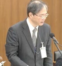 質疑応答のポイント  [:contents]  津村啓介 衆議院議員（立憲）   津村啓介 衆議院議員（立憲民主党、当選回数7回、東大法卒⇒オックスフォード大学経営大学院修了、53歳）  米軍ヘリポート周辺の高さ制限等の運用実態に関する米軍からの回答内容 津村：（赤坂プレスセンター周辺の空域制限）在日米軍に確認の結果？  次に、先般12月の一般質疑の際に、防衛省に確認を求めておりました、在日米軍基地赤坂プレスセンター周辺の空域制限と高さ制限の問題について、防衛省に問いたいと思います。   昨年12月18日の段階で、防衛省は「米軍基地の高さ制限について承知していない。ですので、在日米軍に確認をする」ということをご答弁いただきました。確認の結果を伺いたいと思います。  防衛省 地方協力局次長：進入と離陸に関係する表面は障害物のない方向に設定されている  お答え申し上げます。前回の質疑以降に赤坂プレスセンターのヘリポートにつきまして、米側とやり取りを行いましたところ、米側からは「赤坂プレスセンターにおいても、統一施設基準に基づき、必要な表面を設定している、特に進入と離陸に関係する表面は障害物のない方向に設定されている」旨の説明がございました。   また、赤坂プレスセンターにおける航空機の運用に関しまして、米側からは   基本的にビルなどの障害物がない都立青山公園側からヘリポートにアプローチしている 全ての飛行運用を安全に実施しており、国際民間航空機関のルールや日本の航空法と整合的な米軍の規則に従って行われている 赤坂プレスセンターの周囲にはヘリコプターが安全に進入するために必要となる空間が存在しており、全ての飛行を安全に実施している ヘリポート周辺の政策研究大学院大学等は米軍の運用において支障になっていない 米軍は日米安全保障条約、日米地位協定及び日米合同委員会の合意に従い、引き続き全ての航空機を安全に運航する   との説明がございました。  なお、これ以上の詳細につきましては、米側から「運用に関するものであり明らかにできない」との説明を受けているところでございます。  米軍飛行場及び赤坂プレス・センター 津村：一定の高さを超える物件を設置する規制、法的根拠？  今、森田次長からですね、「全ての飛行運用を安全に実施しており、国際民間航空機関や日本の航空法と整合的な米軍の規則に従った運用している」というご答弁をいただきましたが、これまでのですね、委員会での議論も含めて、実際には日本の航空法に反した運用がなされているのではないかという疑念をぬぐうことができません。  また、改めてその件については確認させていただきます。   次の質問でございますが、全国6つの米軍飛行場及び赤坂プレスセンターにおきまして、飛行場周辺で一定の高さを超える物件を設置する規制というものを講じる法的根拠は日本にございますか。  防衛省 地方協力局次長：航空法の一部の規定が適用を除外  お答えを申し上げます。日米地位協定第2条の規定によりまして、米軍が使用する飛行場につきましては、航空法の特例法によりまして、航空法の一部の規定が適用を除外されております。一定の高さを超える物件の制限等を定める航空法の規定が適用されておりません。   他方で、米軍の活動に当たりましては、我が国の公共の安全に妥当な考慮を払うということとされております。  防衛省としましては、米軍機の飛行の安全確保に関する事項を含めて、日米間で様々なやり取りを行っており、そうした中で米側から各飛行場における米軍機の運用にあたり、飛行場周辺の物件に関しまして、安全上の懸念が示される場合には、関係者と調整を行い、必要な対応を取っているところでございます。   また、飛行場周辺の物件の設置に関しまして、事業者などから相談を受けた場合には、事業者と米軍との間で必要な確認や調整を行っているというところでございます。   平成11年の在日米軍による低空飛行訓練に関する日米合同委員会合意 津村：騒音の苦情等に関する相談件数？  次の質問に移ります。全国にですね、6つ存在する米軍飛行場と赤坂プレスセンターの周辺では、先ほどから議論させていただいております建設許可、ないし高さ制限に関する相談件数、そして騒音の苦情についても数多く寄せられているところでございます。  数字をですね、事前に防衛省さんに確認させていただいたものが7ページ、資料の7ページでございます。これがですね、令和6年度の数字もいただいたんですけれども、12月末までの集計で9か月分となっておりますので、トレンドを正確に見ることが難しくなっております。   1月から12月までの暦年で見た令和6年の各数字をご答弁いただきたいと思います。  防衛省 地方協力局次長：米軍機と思われる苦情、赤坂プレスセンター0件  森田治男 防衛省地方協力局次長（東大経済卒、1990年防衛庁入庁、57歳）