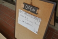 [デジタルサイネージ][袖ヶ浦団地]袖ヶ浦団地図書館の入り口。
