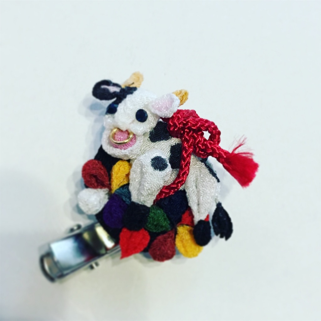 ホルスタインの丑年のコサージュ ひつじやのつまみ細工