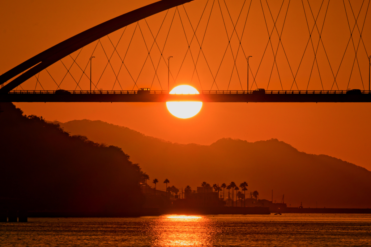 【広島・内海大橋】刻一刻と表情を変える絶景!夕景・夜景・ライトアップ・朝焼けを独り占めする贅沢な一日
