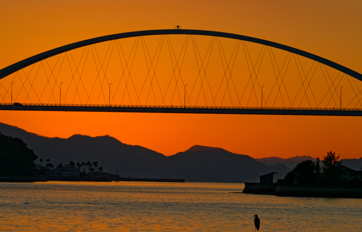 【広島・内海大橋】刻一刻と表情を変える絶景!夕景・夜景・ライトアップ・朝焼けを独り占めする贅沢な一日