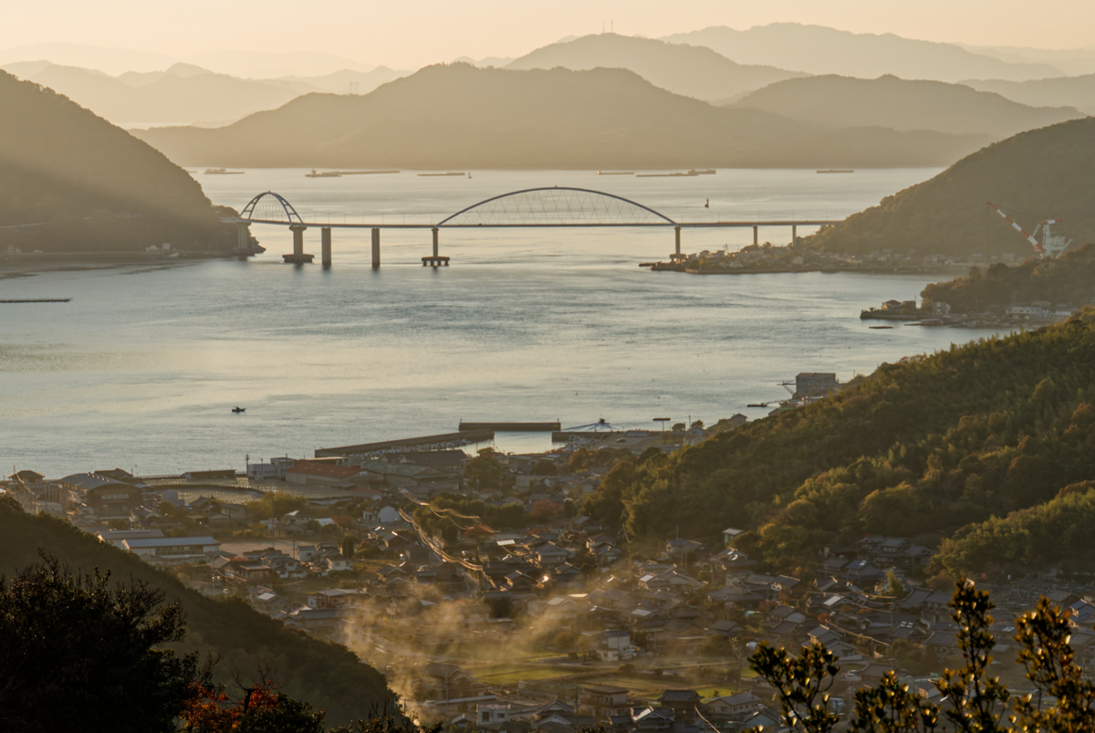 【広島・内海大橋】刻一刻と表情を変える絶景!夕景・夜景・ライトアップ・朝焼けを独り占めする贅沢な一日