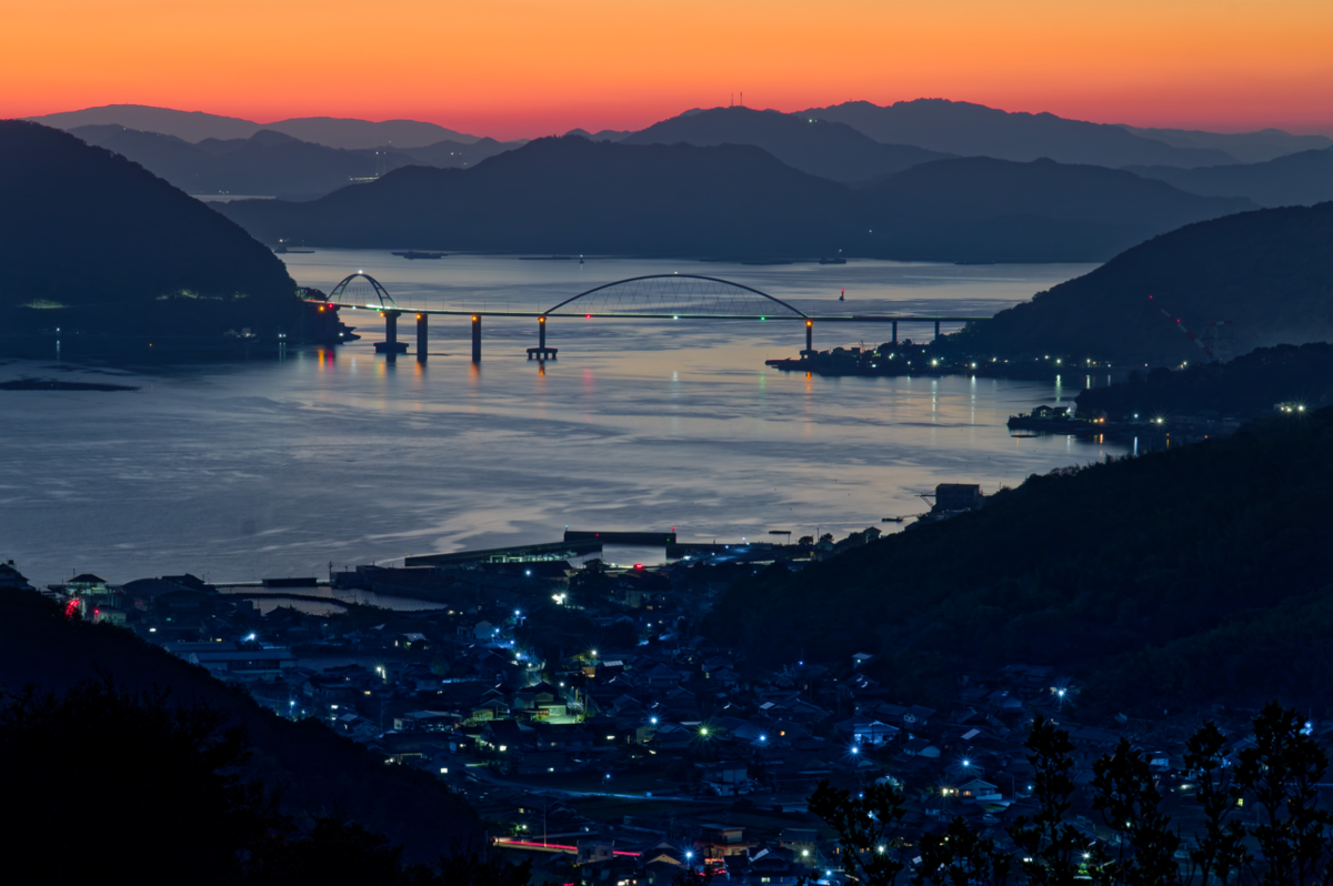 【広島・内海大橋】刻一刻と表情を変える絶景!夕景・夜景・ライトアップ・朝焼けを独り占めする贅沢な一日