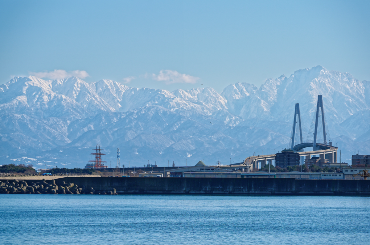 立山連峰と新湊大橋の「ゲート」をくぐる飛行機✈が織りなす絶景