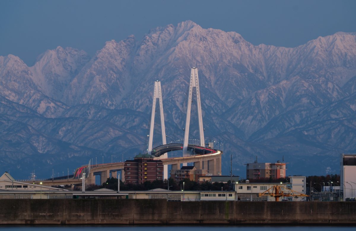 立山連峰と新湊大橋の「ゲート」をくぐる飛行機✈が織りなす絶景