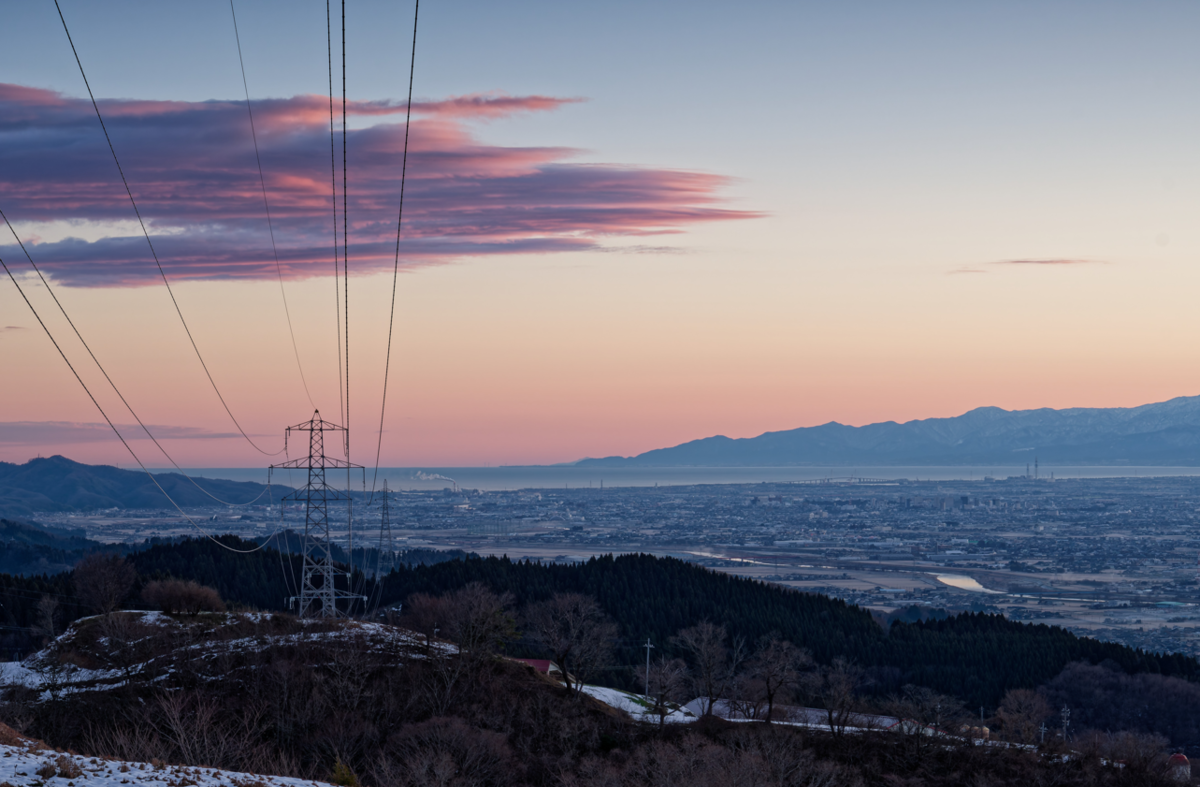 【富山・絶景】稲葉山で迎える感動の夜明け。夜景から日の出まで、移ろいゆく空の色を楽しむ。