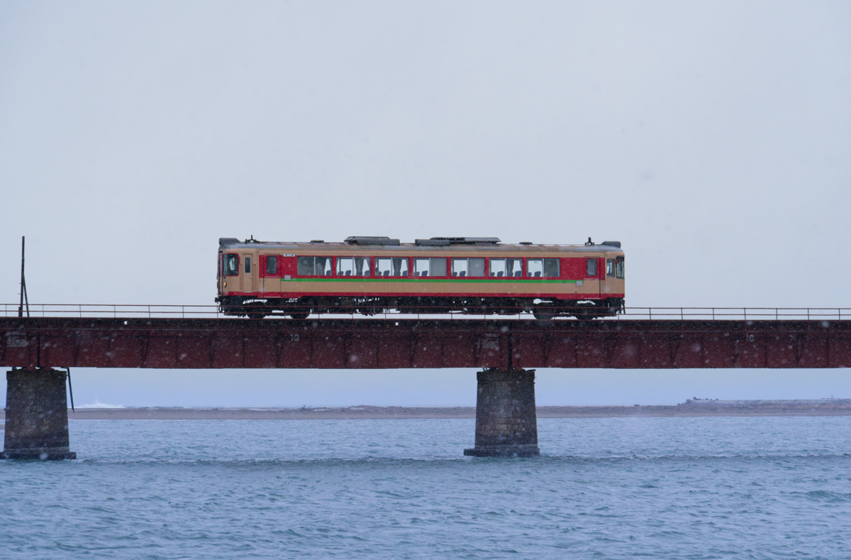 【京都・絶景】海の上を走る列車。冬の由良川橋梁で出会う幻想的な夜明け