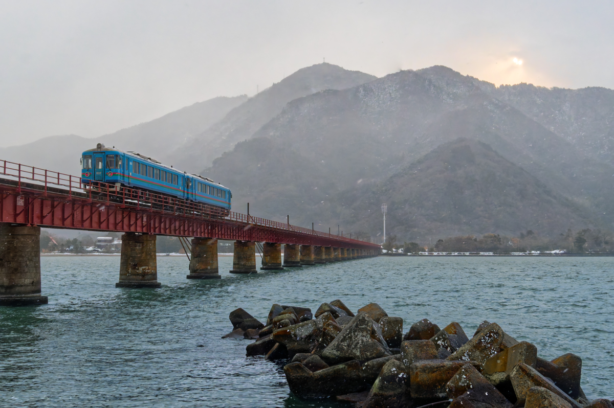 【京都・絶景】海の上を走る列車。冬の由良川橋梁で出会う幻想的な夜明け