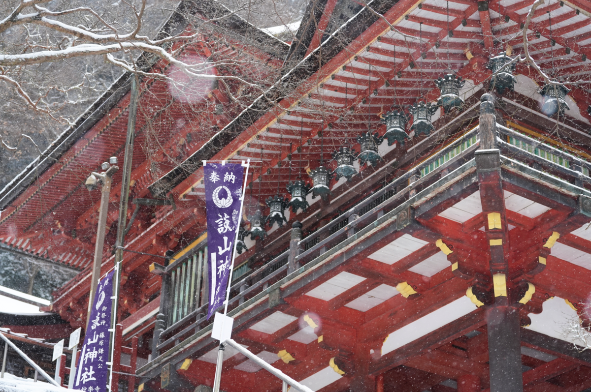 【冬の奈良】白銀の談山神社へ。雪に輝く朱色の社殿と絶品「串こんにゃく」