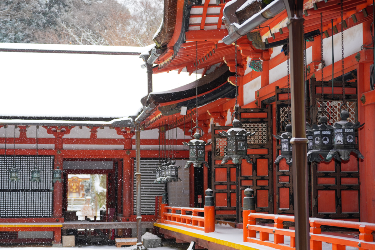 【冬の奈良】白銀の談山神社へ。雪に輝く朱色の社殿と絶品「串こんにゃく」