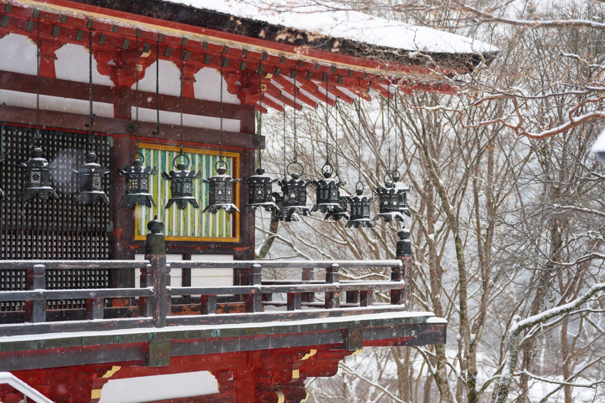 【冬の奈良】白銀の談山神社へ。雪に輝く朱色の社殿と絶品「串こんにゃく」