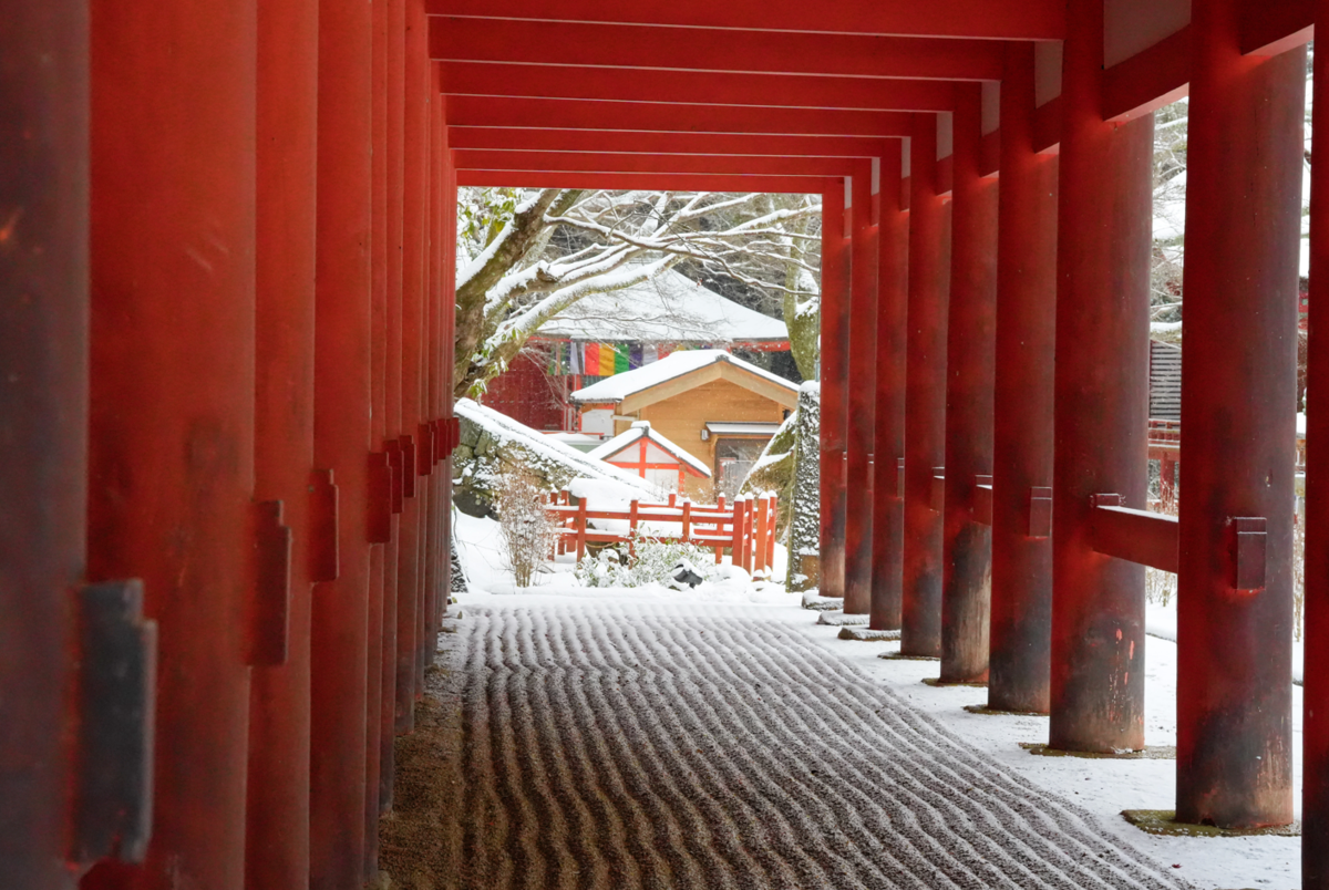 【冬の奈良】白銀の談山神社へ。雪に輝く朱色の社殿と絶品「串こんにゃく」