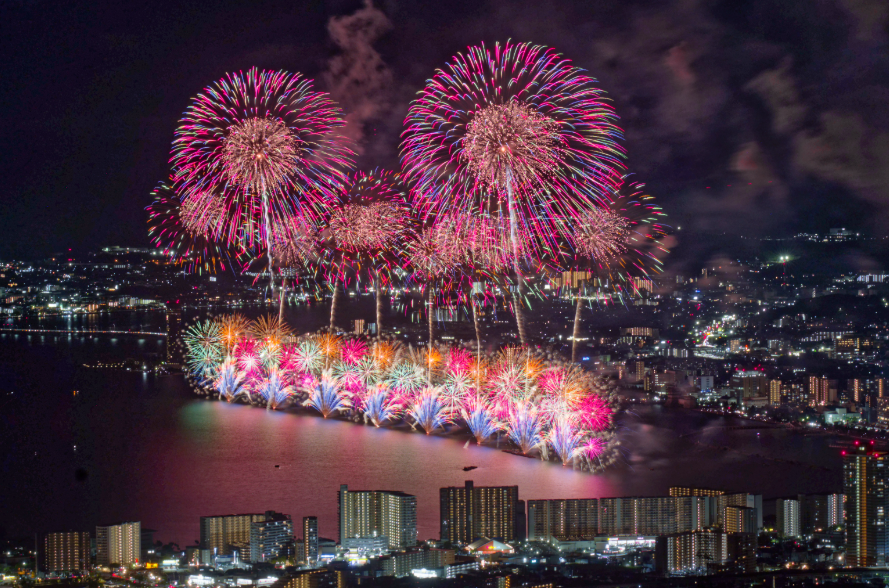 湖面を彩る光と夜景の共演。比叡山ドライブウェイ・夢見が丘で過ごす「びわ湖大花火大会」の最高の一夜