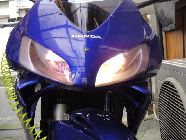 CBR250RRヘッドライトバルブ交換。「H4Rアダプター」を試して