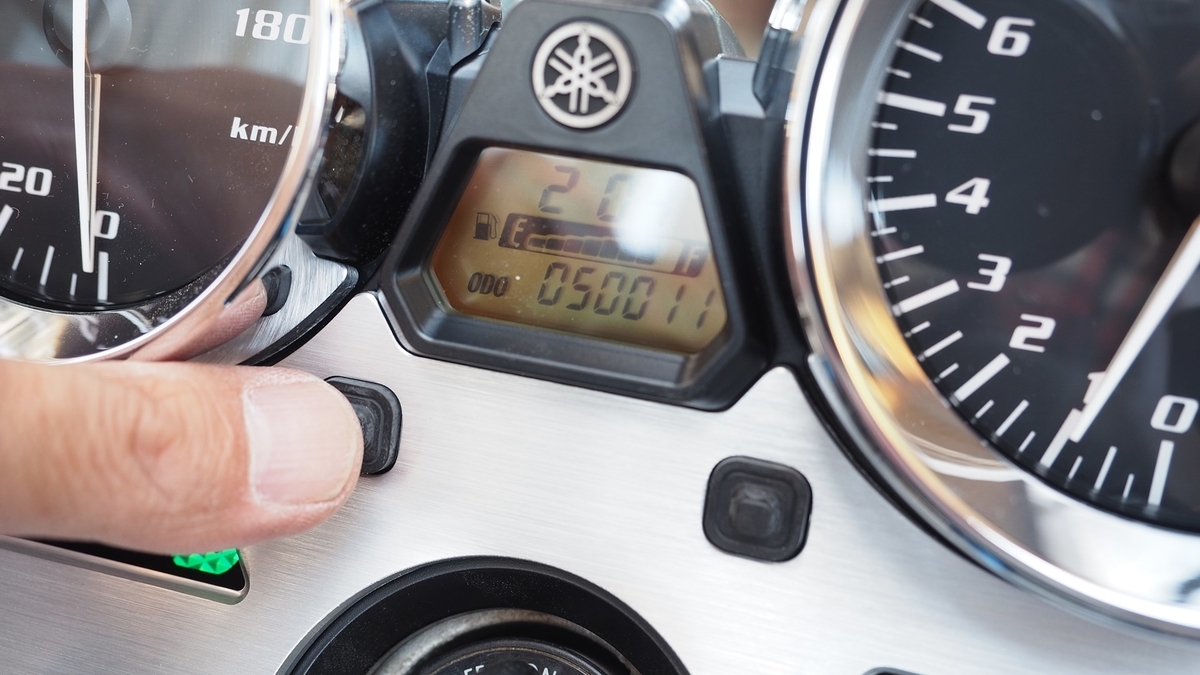 XJR400R(RH02J)の、メーターのスイッチが押せなくなりました