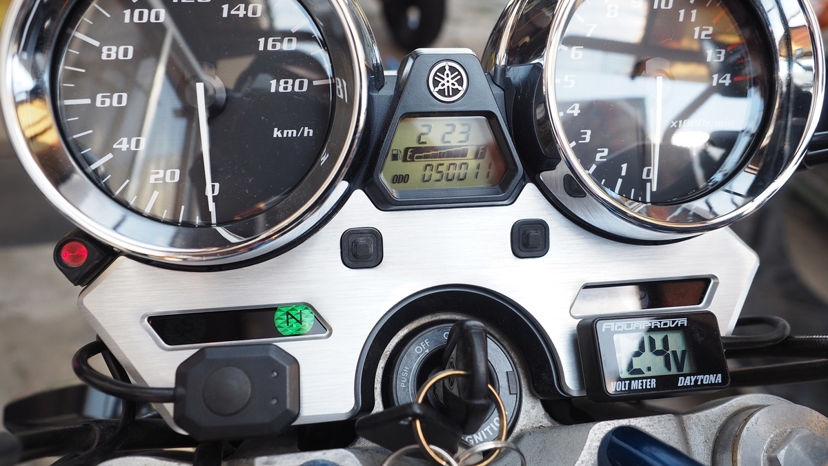 XJR400R(RH02J)の、メーターのスイッチが押せなくなりました