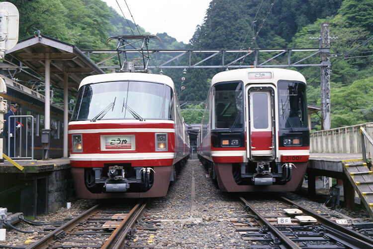 特急こうや（30000系（左）と31000系）