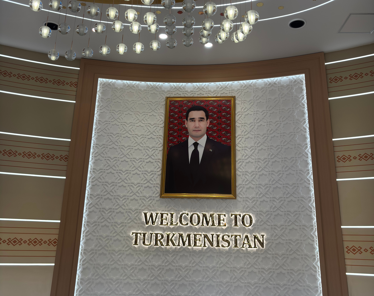 トルクメニスタンパビリオンに掲示されている大統領の肖像画