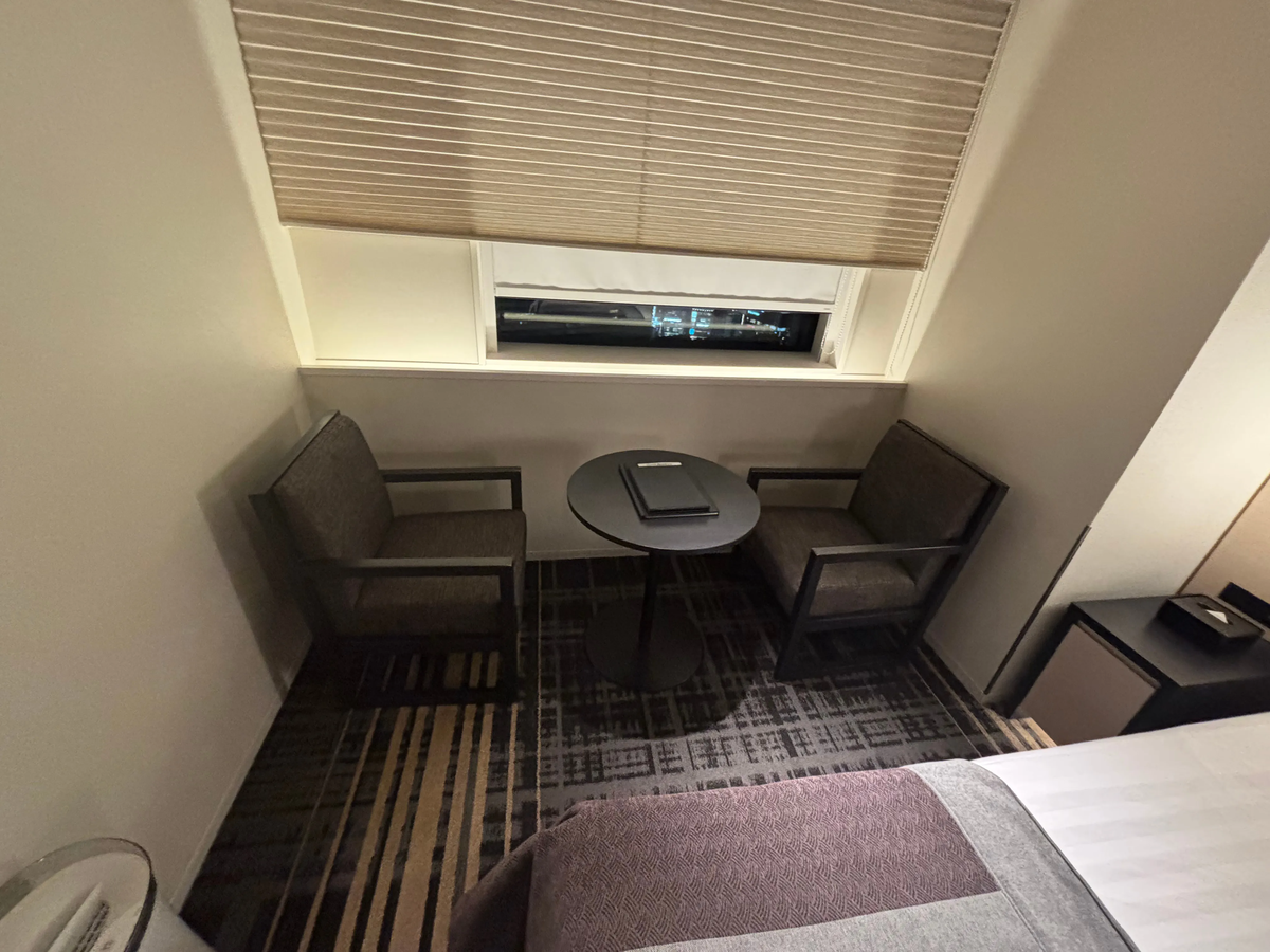 ホテル阪急レスパイア大阪のテーブルとソファチェア