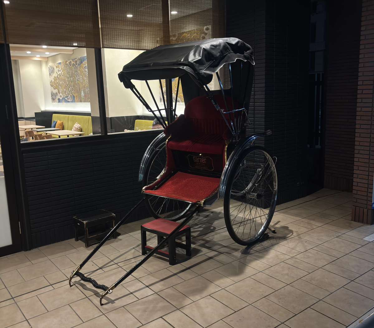 エントランスに置かれた人力車