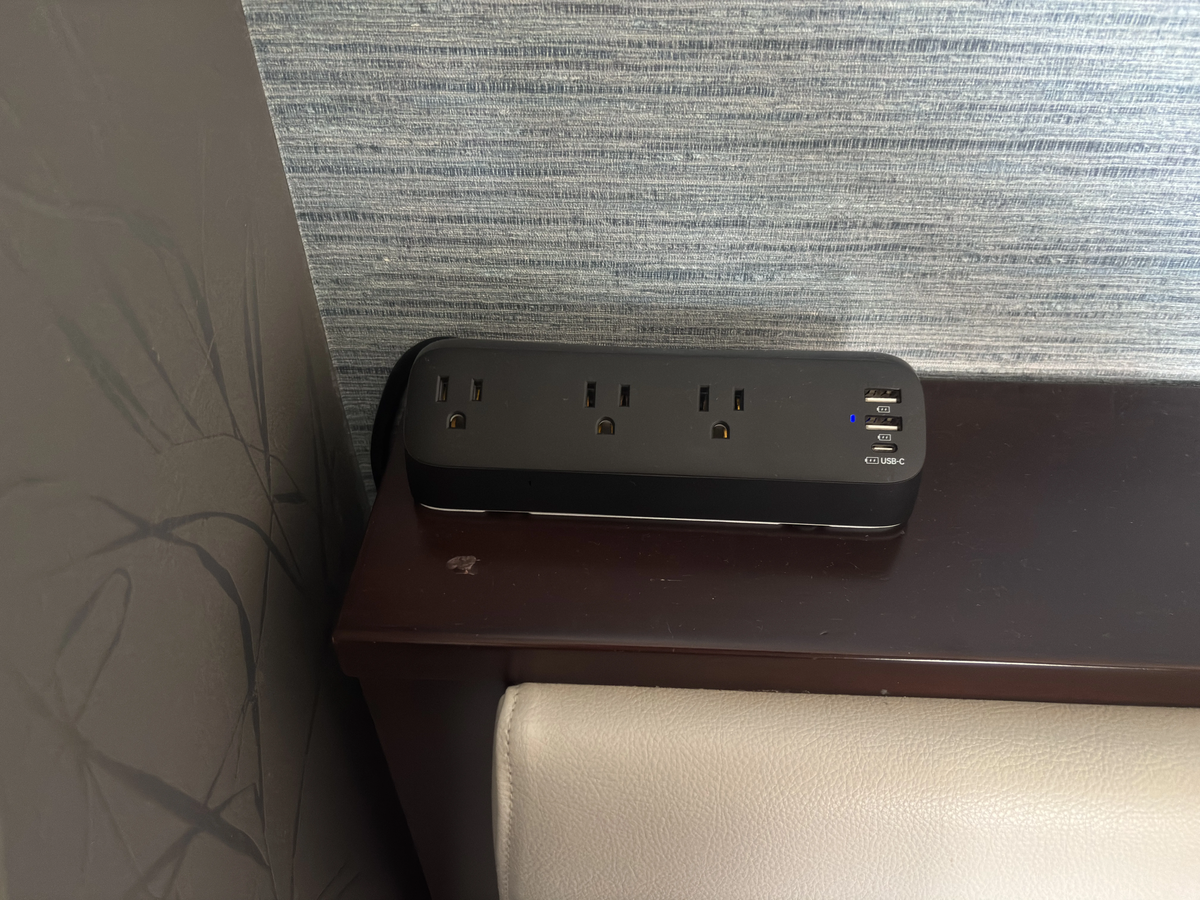 ベッドサイドの電源