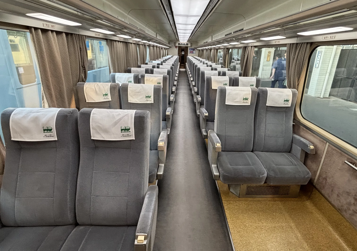 旧車(10000系)の指定席座席