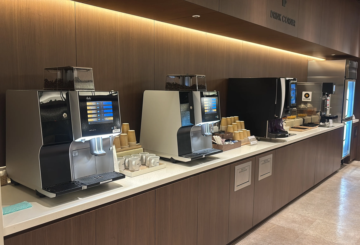 ラウンジ内のドリンクコーナー