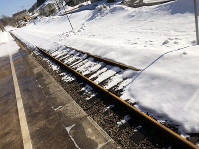 線路の上に雪が積もっている写真