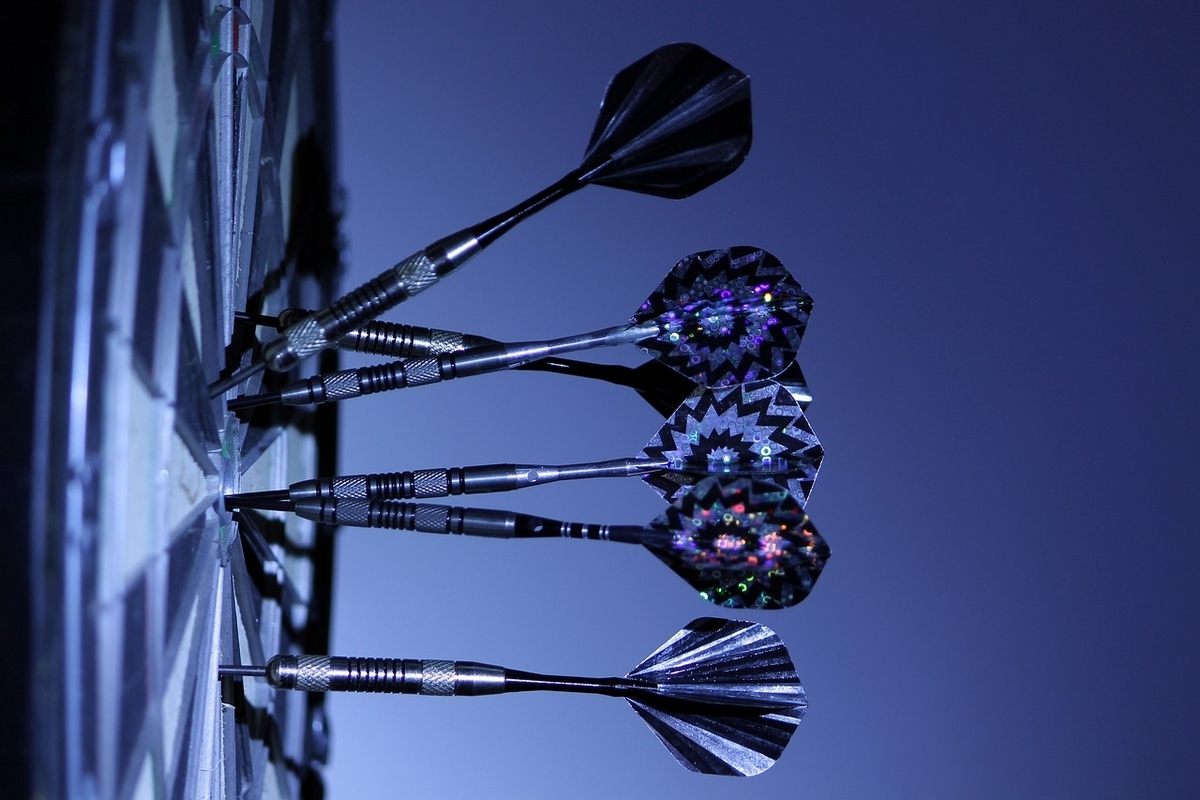 Darts ダーツの的にダーツの矢が数本刺さった写真