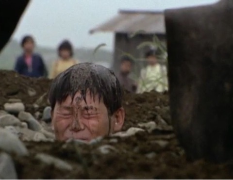 不良たちは少年を捕まえ、少年が掘った穴に埋め、さらにその上から泥水をかけるという、残忍な行為を行いました。