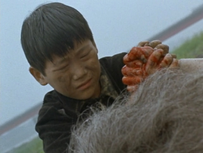 金山の手を握り涙を流す良