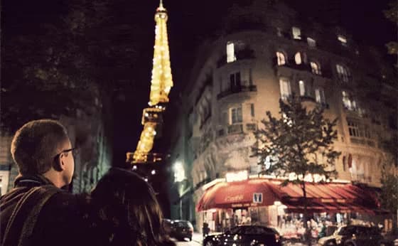 エッフェル塔の夜景を眺めるカップル