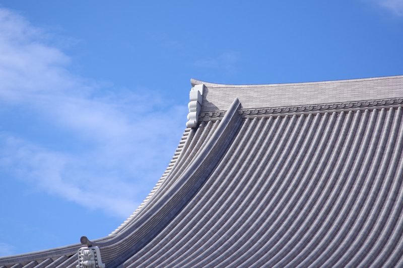 屋根瓦と青空