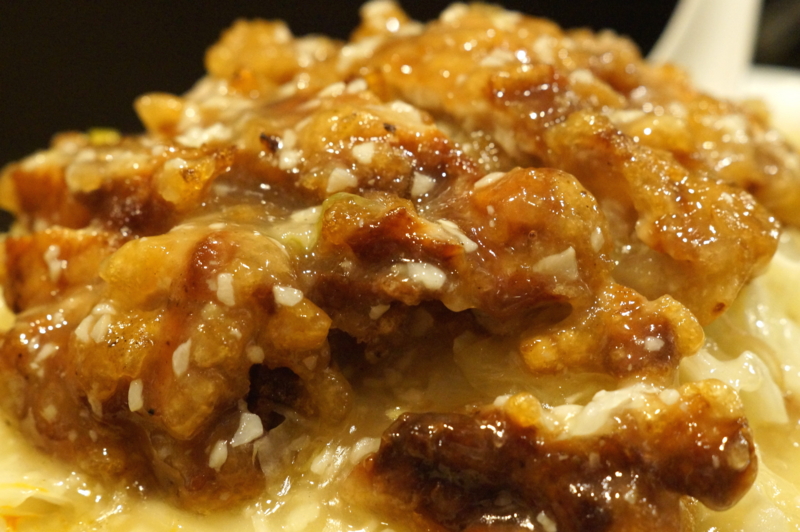 「俵飯」の圧倒的な中毒性と爆盛り！ニンニク＋唐揚げ＋塩ダレが規格外の美味しさでした - ぐるなび みんなのごはん