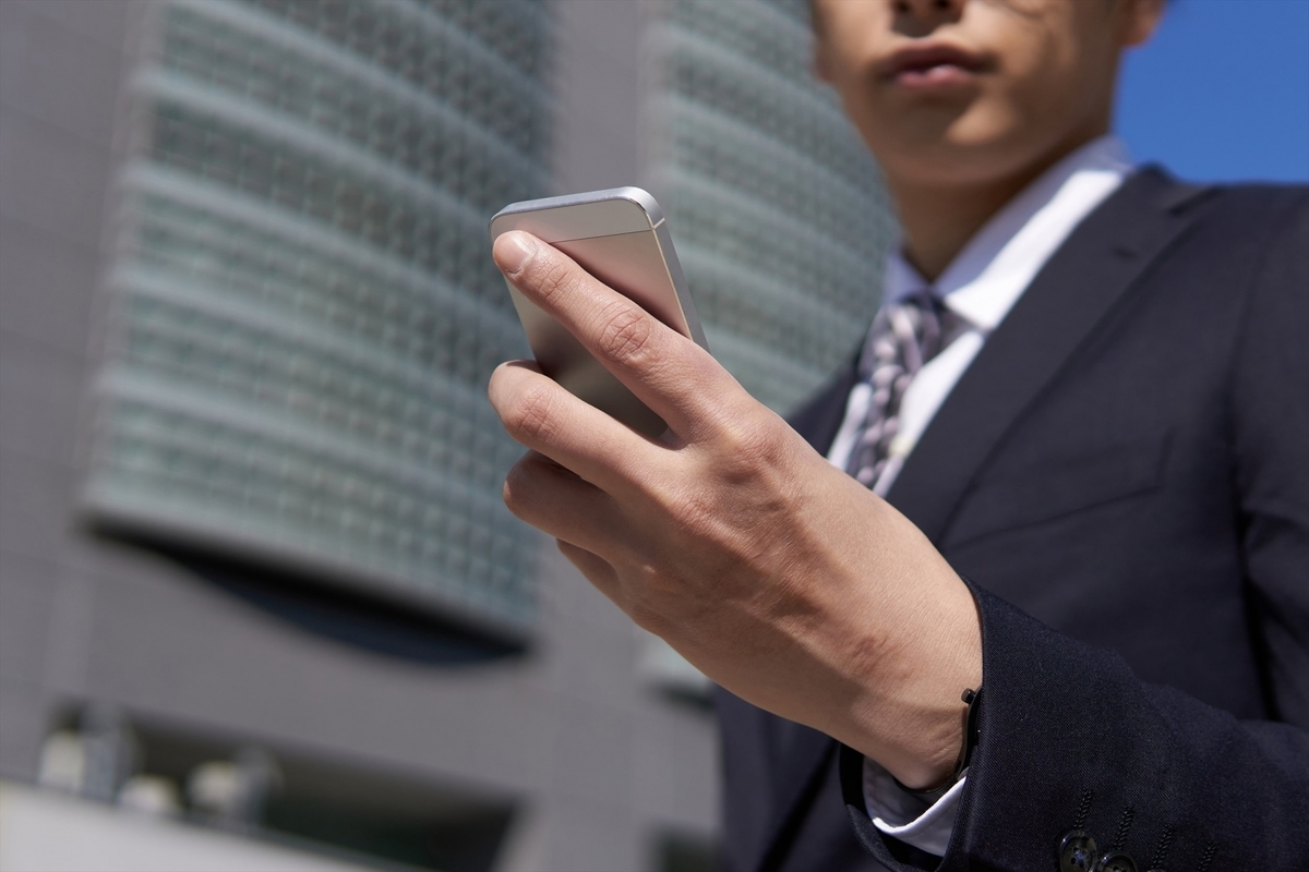スマホを操作する男性