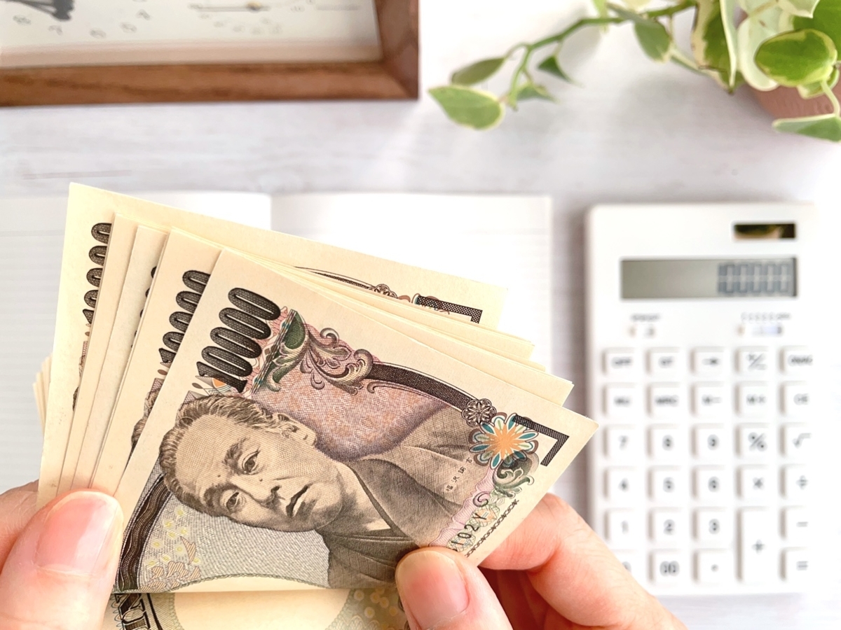 お金を数える手元