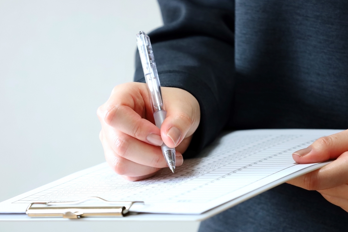 資料を記入する男性