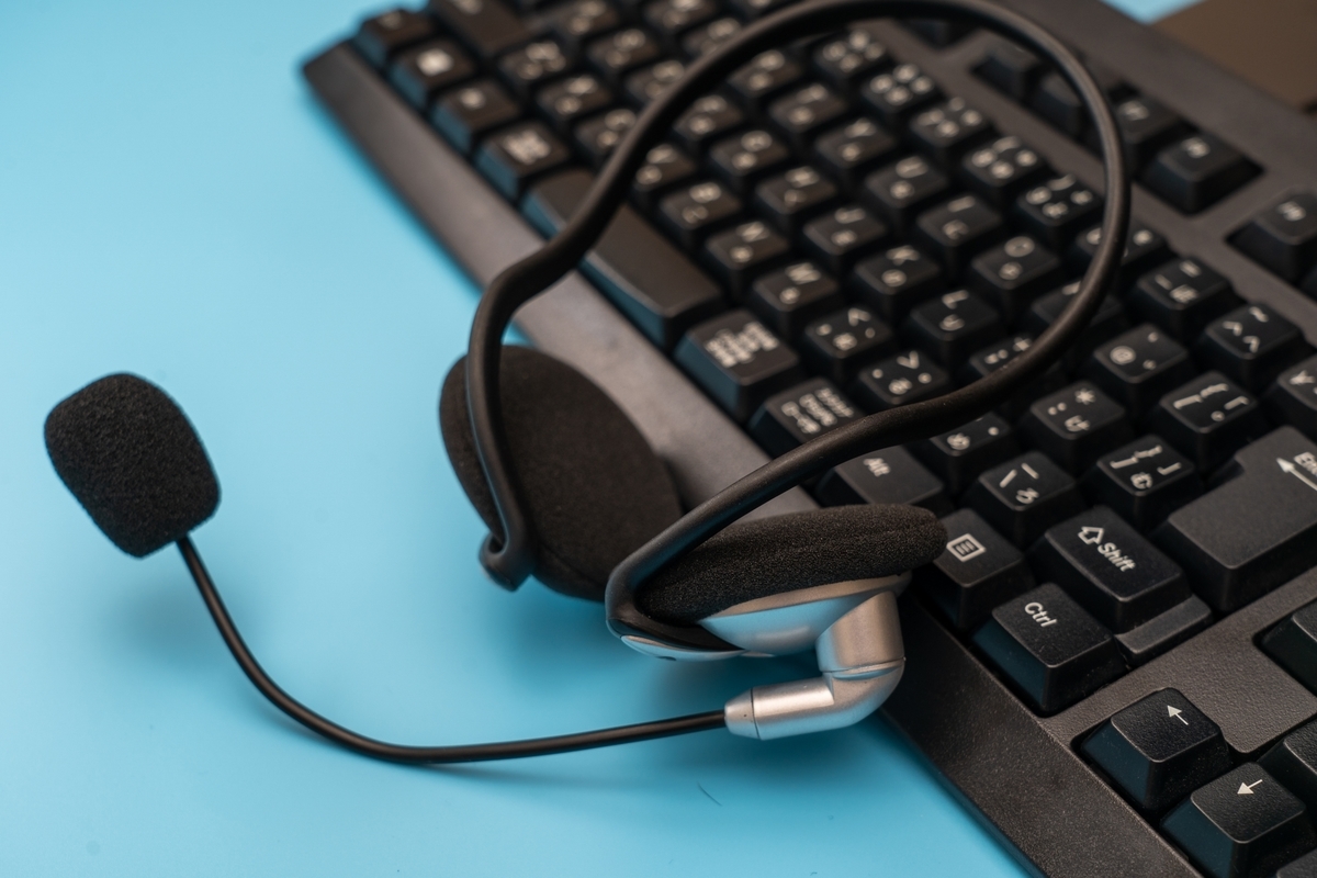 パソコンとヘッドセット