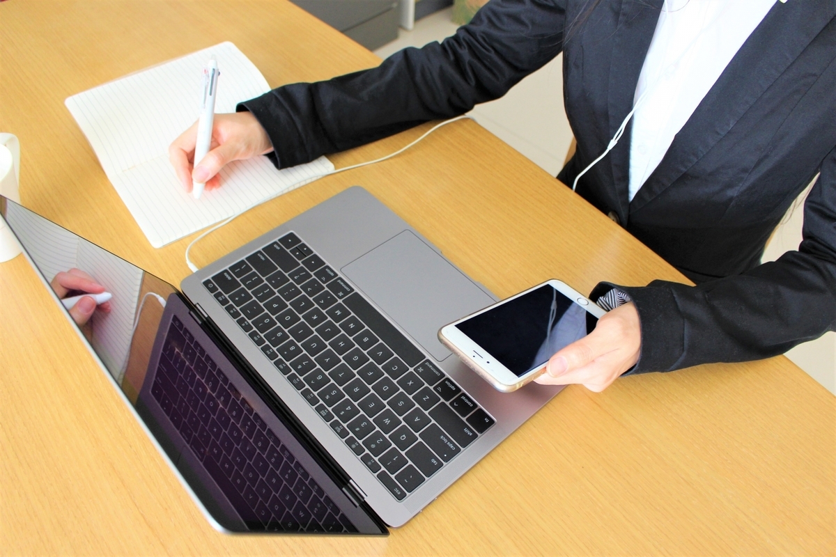 リモートワークに対応する女性